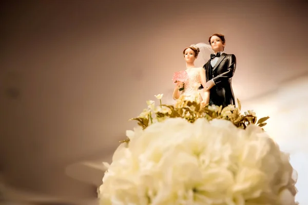 結婚式のケーキの上の花嫁と新郎の姿互いに愛へのコミットメントを象徴するコーニーの結婚式のケーキ — ストック写真