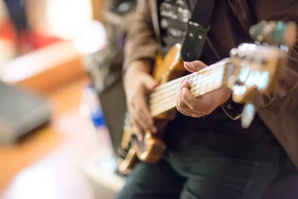 Gitarrist Spielt Akkord Auf Einer Gitarre Nahaufnahme Einer Gitarre Die — Stockfoto