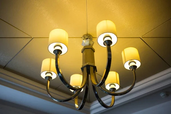 Una Lámpara Techo Iluminación Interior Simetría Grupo Luces Colgantes Con —  Fotos de Stock