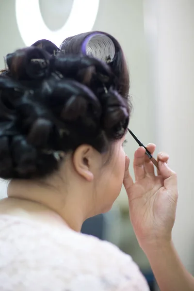 Bella Sposa Applicare Trucco Nozze Truccatore Professionista Giorno Del Matrimonio — Foto Stock