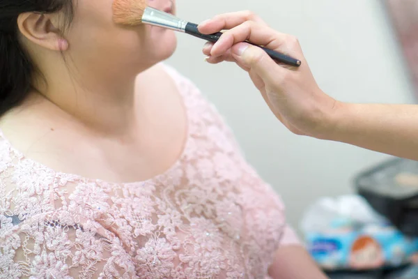 Hermosa Novia Que Aplica Maquillaje Boda Por Artista Profesional Maquillaje — Foto de Stock