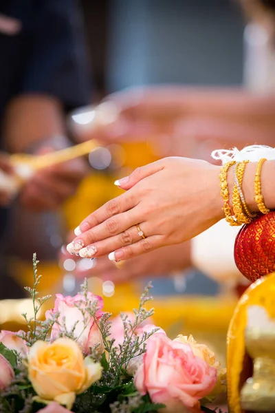 Manos Derramando Agua Bendita Las Bandas Novia Boda Tailandesa Ceremonia — Foto de Stock