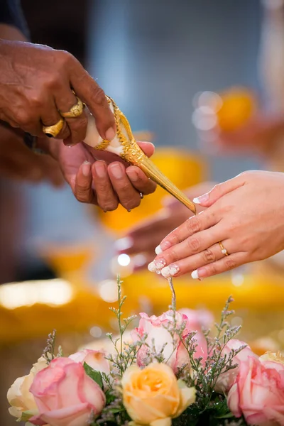 Руки Льют Благословенную Воду Банды Невесты Тайская Свадьба Свадебная Церемония — стоковое фото