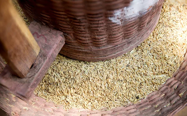 Tahta Havan Kabuklu Geleneksel Pirinç Değirmeni Antik Pirinç Havan Topları — Stok fotoğraf