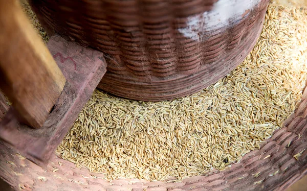 Molino Arroz Tradicional Con Mortero Madera Una Paleta Oficina Mortero —  Fotos de Stock