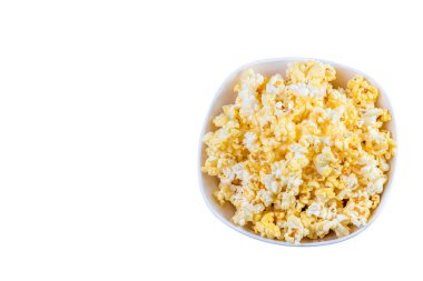 Beyaz kasenin üstünde patlamış mısır. Beyaz arka planda izole edilmiş taze patlamış mısır. Beyaz tuzlu patlamış mısır dolu bir kase.