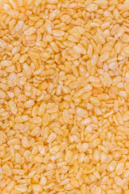 Soyulmuş kuru fasulye. Derisiz fasulye yığını. Sokak gıda pazarında sarı moong mung dal mercimek pullu fasulye yığını. Kurutulmuş Organik Moong Dal Vigna radyatörü