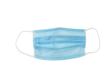 Beyaz arka planda koruyucu yüz maskesi. Ağız ve burnu örtmek için tipik 3 katlı cerrahi maske. Bakterilerin prosedür maskesi. Koruma konsepti. Plastik kulaklıklı cerrahi maske. covid-19
