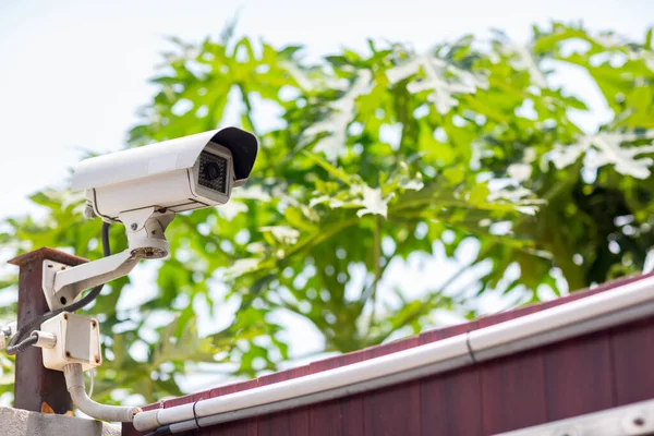 System Monitoringu Kamer Ochrony Zewnątrz Domu Zamazane Tło Pejzażu Nocnego — Zdjęcie stockowe