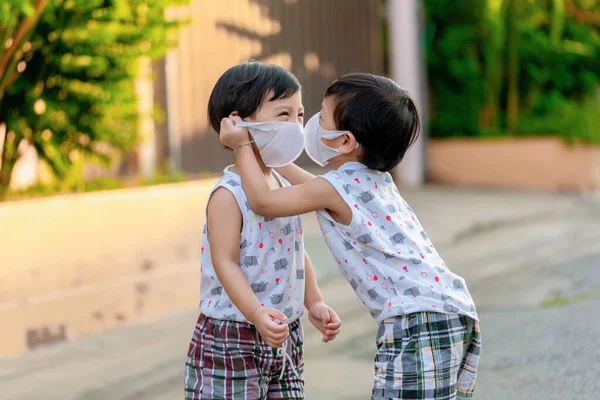 Miúdo Segurança Com Máscara Cidade Crianças Gêmeas Usando Máscara Facial — Fotografia de Stock