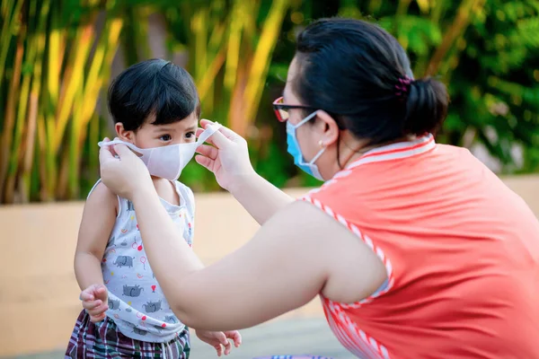Anne Çocuk Koronavirüs Grip Salgını Sırasında Yüz Maskesi Takıyor Anne — Stok fotoğraf
