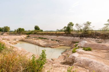 Bozuk toprağı olan kuru topraklar sıcak havayı ve küresel ısınmayı temsil ediyor. Hava görüntüsü düşük su seviyesini gösteriyor. İklim değişikliği ve kuraklık. Kurumuş boş bir su deposu.