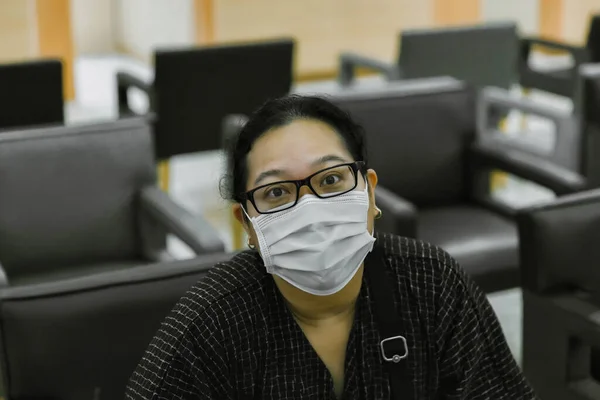 Aziatische Vrouw Een Masker Voor Covid Corona Virus Voor Bescherming — Stockfoto