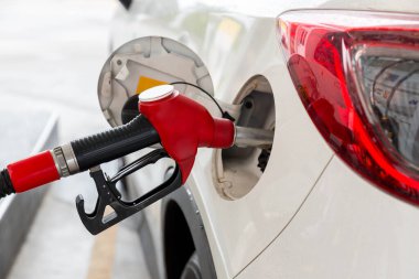 Benzin istasyonunda yakıt doldur ve doldur. Makineyi yakıtla doldurmak için yakıt al. Benzin istasyonunda benzinle dolu bir araba. Benzin istasyonu pompası. 