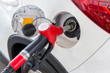 Benzin istasyonunda yakıt doldur ve doldur. Makineyi yakıtla doldurmak için yakıt al. Benzin istasyonunda benzinle dolu bir araba. Benzin istasyonu pompası. 