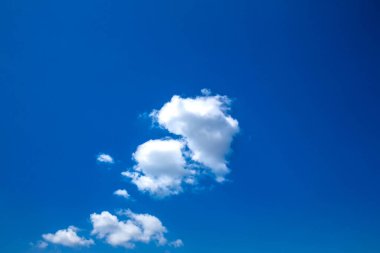 Arkaplanı bulutlu mavi gökyüzü. Gün ışığı. Doğal gökyüzü bileşimi. Tasarım elementi.