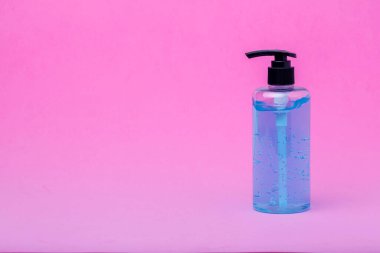 Alkol jeli şişesi ya da el dezenfektanı şişe dezenfektanı antibakteri ve virüs için el temizleyicisi. El hijyen virüsü koruması için Coronavirus önleme tıbbi el dezenfektanı jeli. 