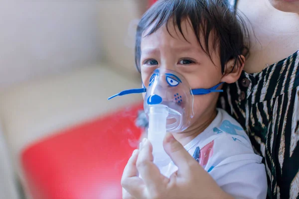 Bebe A L Asthme Et A Besoin De Nebulisations Therapie Par Inhalation Garcon Malade Par Le Masque De L Inhalateur Le Petit Garcon A Une Congestion Nasale Bebe Garcon Faisant Inhalation Avec Nebuliseur