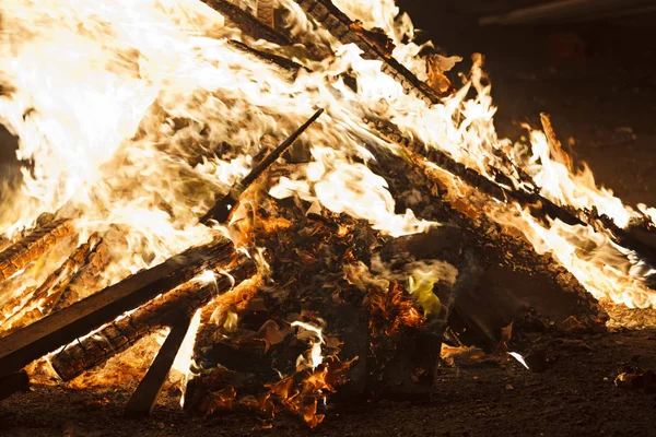 Şenlik ateşi yanıklar koyu arka plan ile ateş