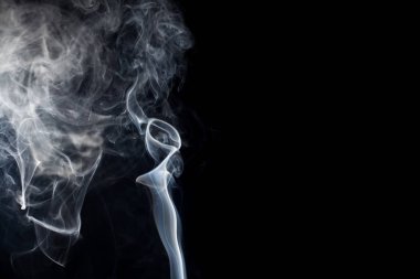 Siyah arkaplanda soyut bir duman