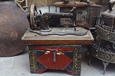 Antikalar için eski dikiş makinesi