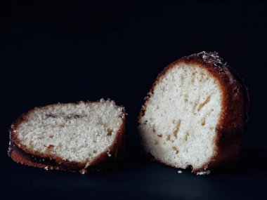 karanlık bir arka plan üzerinde kırmızı bir kabuk ile pişmiş ekmek