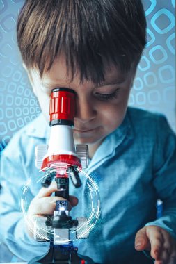 Çocuk bilim adamı bir mikroskop ile
