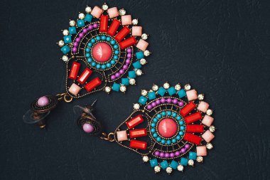 karanlık bir arka plan üzerinde imitasyon takı küpe