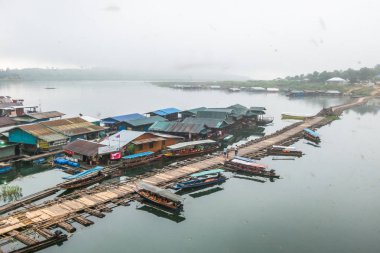 Kanchanaburi/Tayland-10 20 2016: Sang kra Buri Tayland'da ahşap Pzt köprüsünde. KRA Buri güzel ve barışçı bir yerdir şarkı söyledi. Ahşap köprü, popüler bir köprü olan.