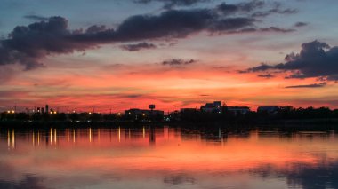 güzel gün batımı ve yansıma.