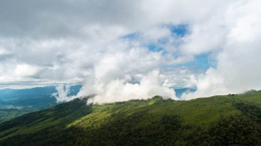 İyi bir atmosfer ile yeşil Dağları