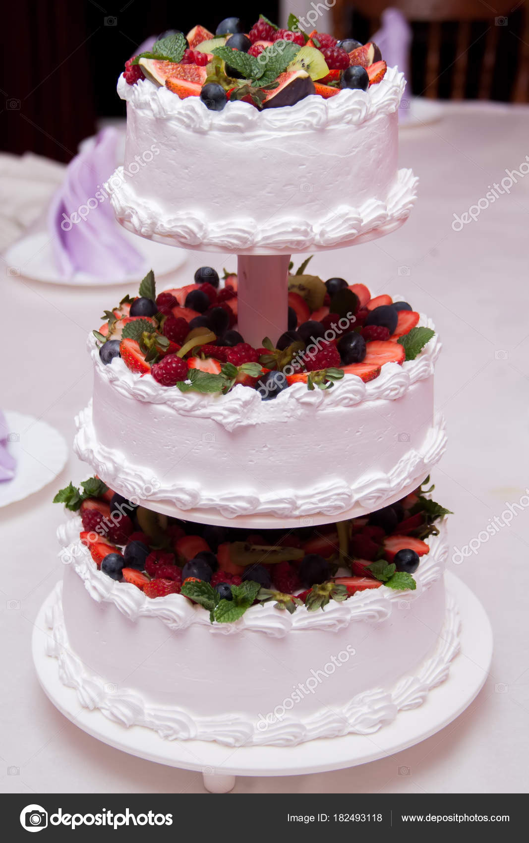 Torta nuziale decorata con fiori e bacche \u2014 Foto Stock