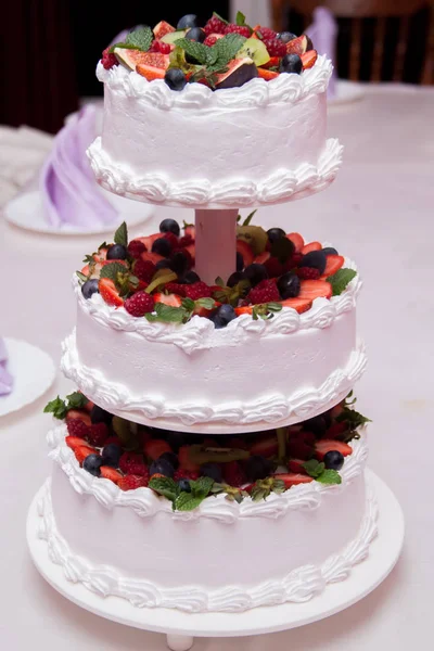 花と果実で飾られたウエディング ケーキ — ストック写真