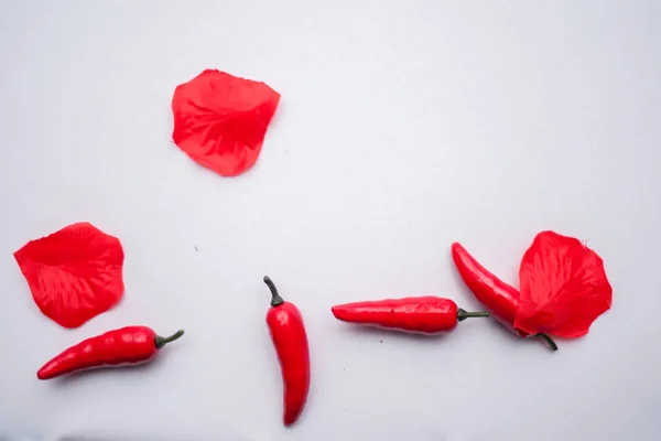 Červená paprika kapi, tři papriky na bílý dřevěný stůl, pepř, chile, chilli, červené, horké, pikantní, izolovaná, barva, cook, vaření — Stock fotografie