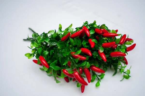 Červená paprika kapi, tři papriky na bílý dřevěný stůl, pepř, chile, chilli, červené, horké, pikantní, izolovaná, barva, cook, vaření — Stock fotografie