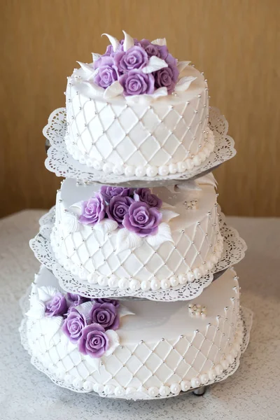花と果実の美しい装飾で飾られたウエディング ケーキ — ストック写真