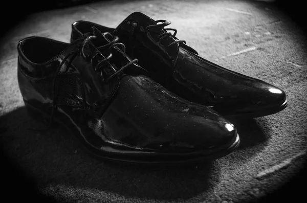 Close-up young man tying elegant shoes indoors, shoe, male, leather, — Stock Photo, Image