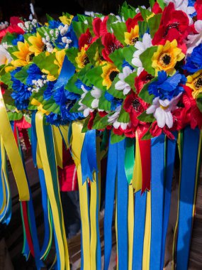 kağıt paketler yeşil çim arka plan üzerinde renkli parti bayrakları