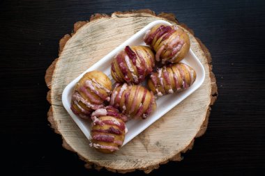 Ahşap kesme tahtası, taş, sebze, vejetaryen pastırma ile ham patates