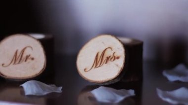 Mini vazo ve tavandan sarkan çiçek buketleri şeklinde orijinal düğün çiçekleri.