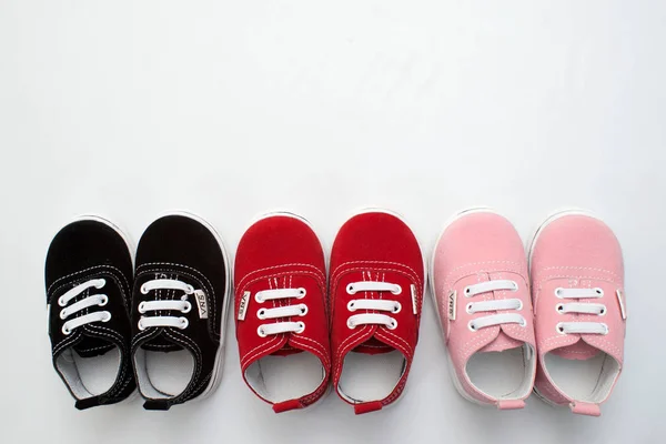 Scarpe bambino, bambini, genitore, blu, ragazzo, scarpe da ginnastica, giocattolo, copyspace, legno — Foto Stock