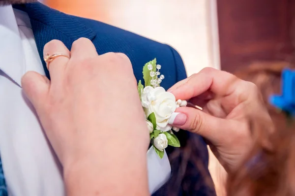 Invitados lanzando confeti sobre novia y novio en la boda —  Fotos de Stock