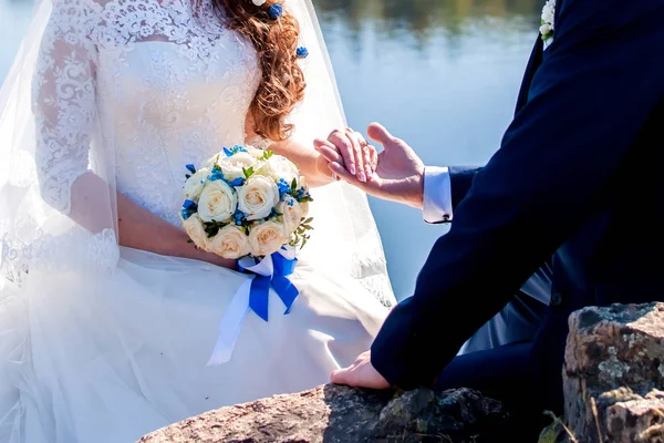 Ospiti gettando Confetti oltre sposa e sposo a matrimonio — Foto Stock