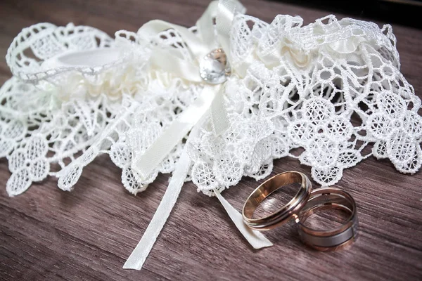 Esküvői. Decor. Menyasszony cipő, egy gyönyörű menyasszonyi csokor, gyűrűk, boutonniere és ékszerek szépen lefektetett egy szürke fából készült háttér. — Stock Fotó