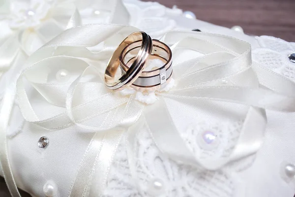 Hochzeit. Dekor. Bräute Schuhe, ein schöner Hochzeitsstrauß, Ringe, Boutonniere und Schmuck sind schön auf einem grauen Holzgrund ausgelegt. — Stockfoto