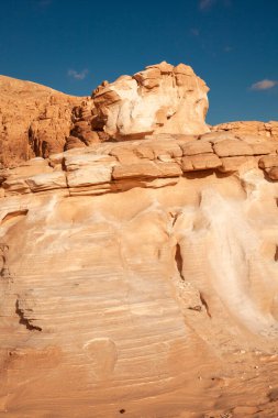 Mısır 'daki inanılmaz kumtaşı oluşumlarının güzel geniş açılı görüntüsü. 