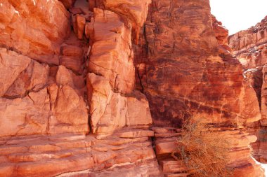 Mısır 'daki inanılmaz kumtaşı oluşumlarının güzel geniş açılı görüntüsü. 