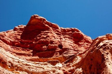 Mısır 'daki inanılmaz kumtaşı oluşumlarının güzel geniş açılı görüntüsü. 
