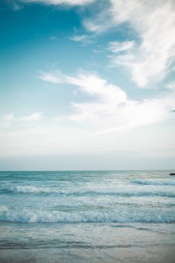 Güzel gökyüzü ve mavi deniz