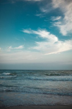 Güzel gökyüzü ve mavi deniz